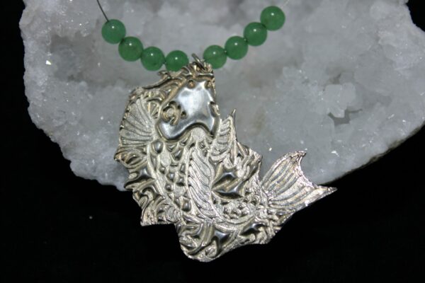 Magnifique pendentif en argent  en forme de carpe koï avec perle de jade verte