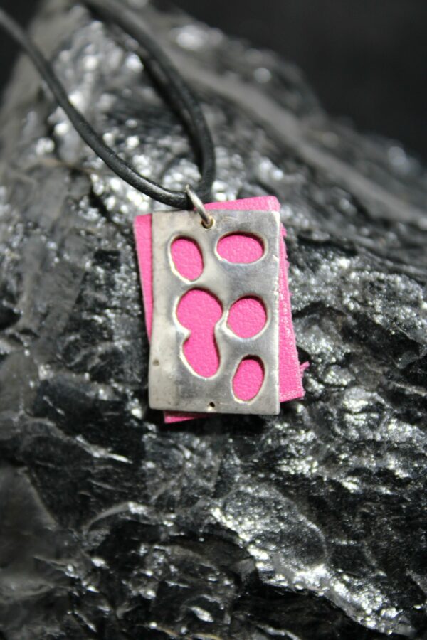 Pendentif avec fond en cuir rose