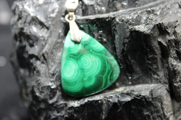 Magnifique pendentif goutte d'eau en malachite dos polis mat