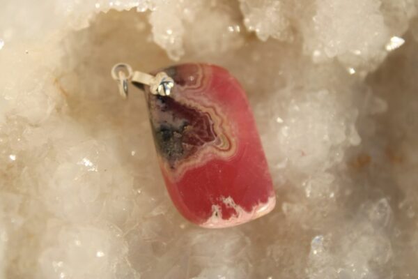 Magnifique pendentif en rhodochrosite avec attache en argent